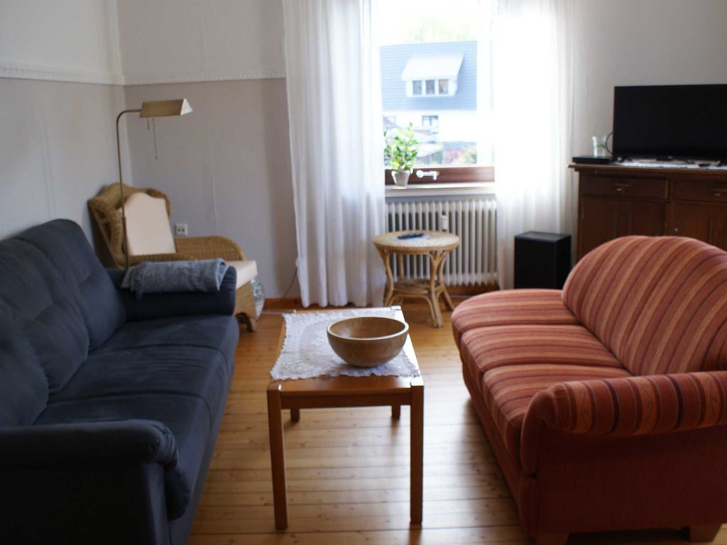 Wohnzimmer, Sofa und Smart-TV