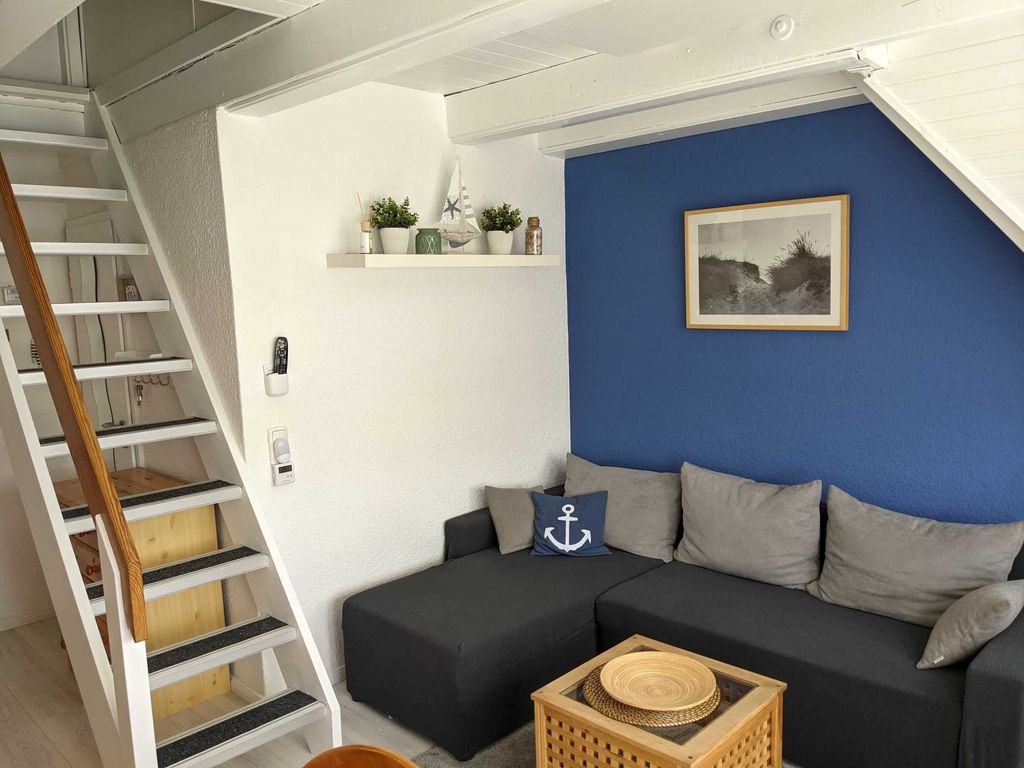 Sitzbereich mit Treppe ins OG zu dem Schlafzimmer