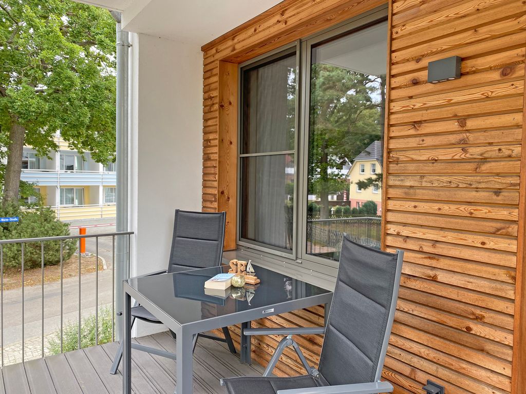 bestuhlter Balkon in ruhiger Lage
