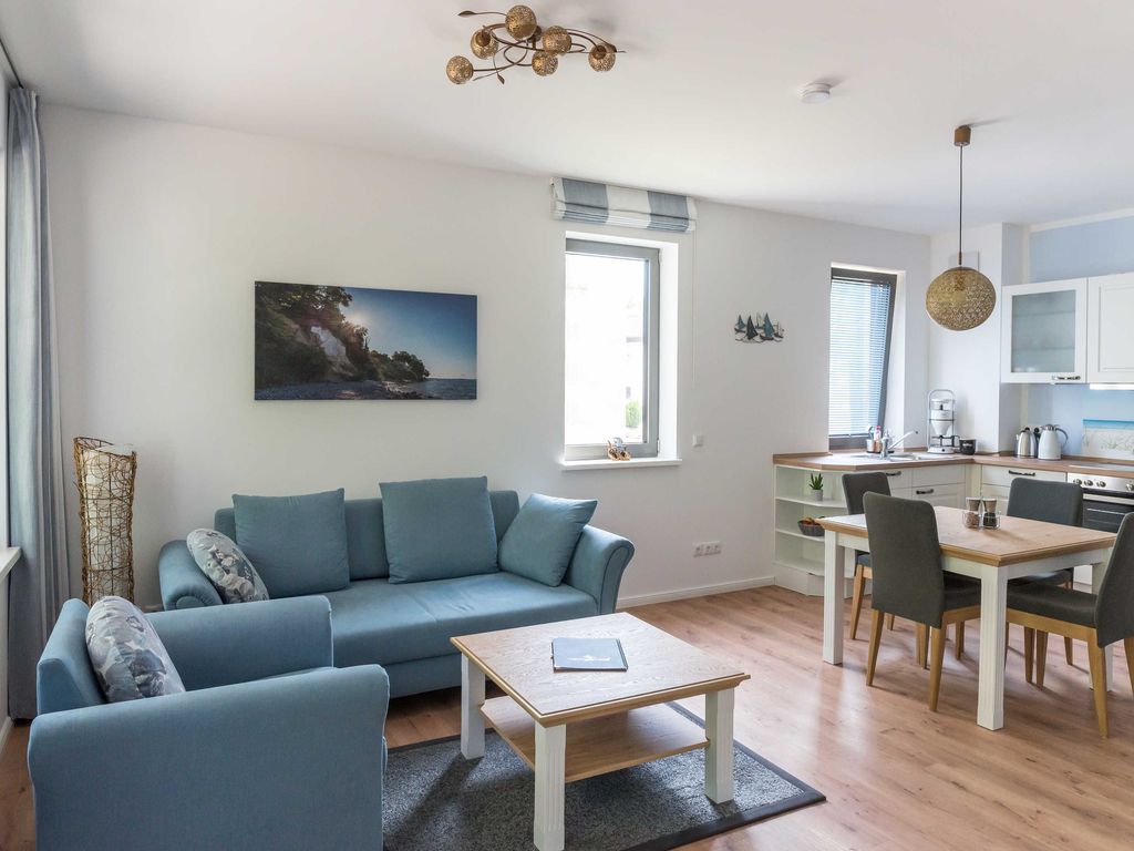 Wohnzimmer mit gemütlicher Couch