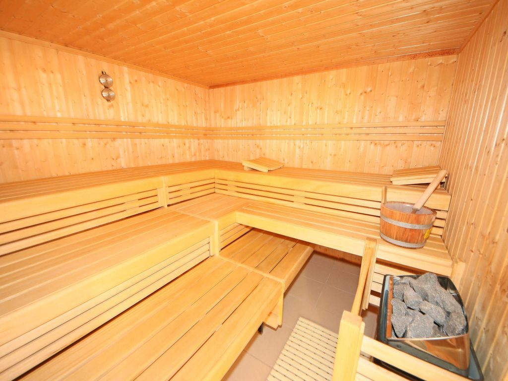 Grüne Düne Baabe – hauseigene Sauna mit Holzbänken und Saunaofen