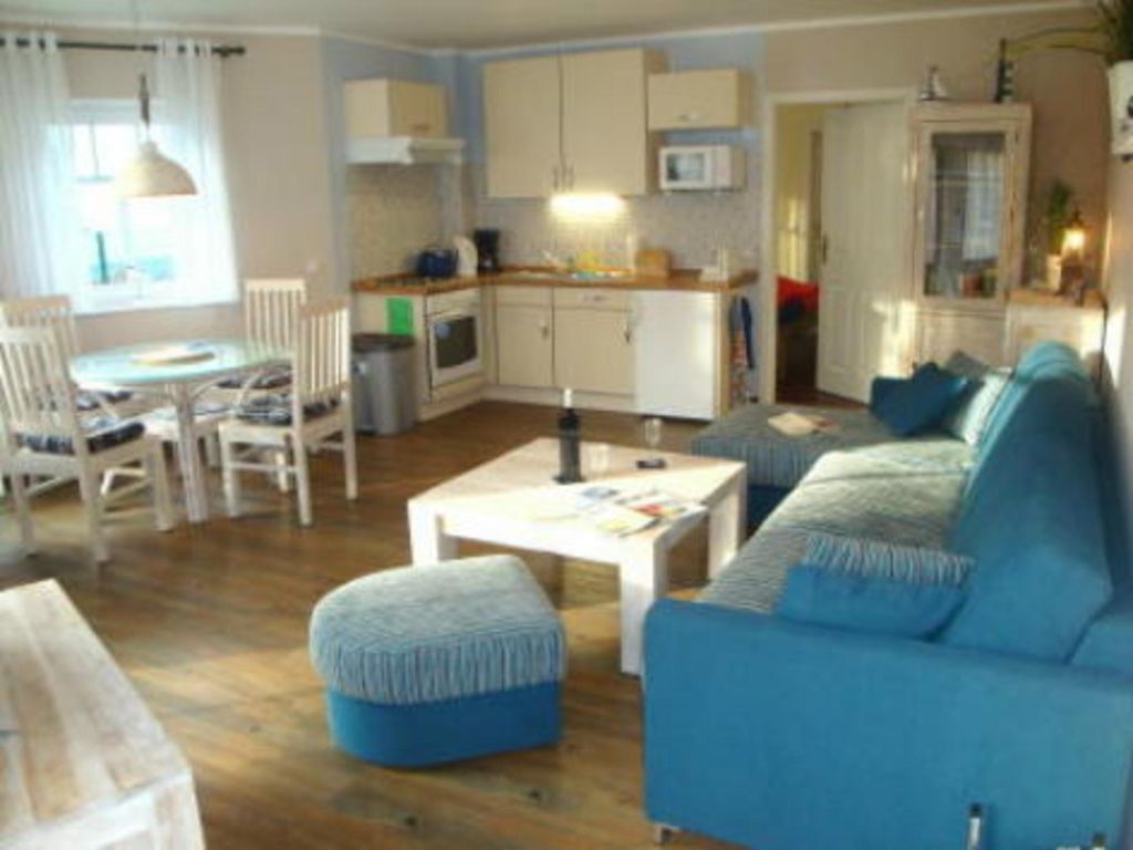Wohnzimmer mit Küche und Essecke