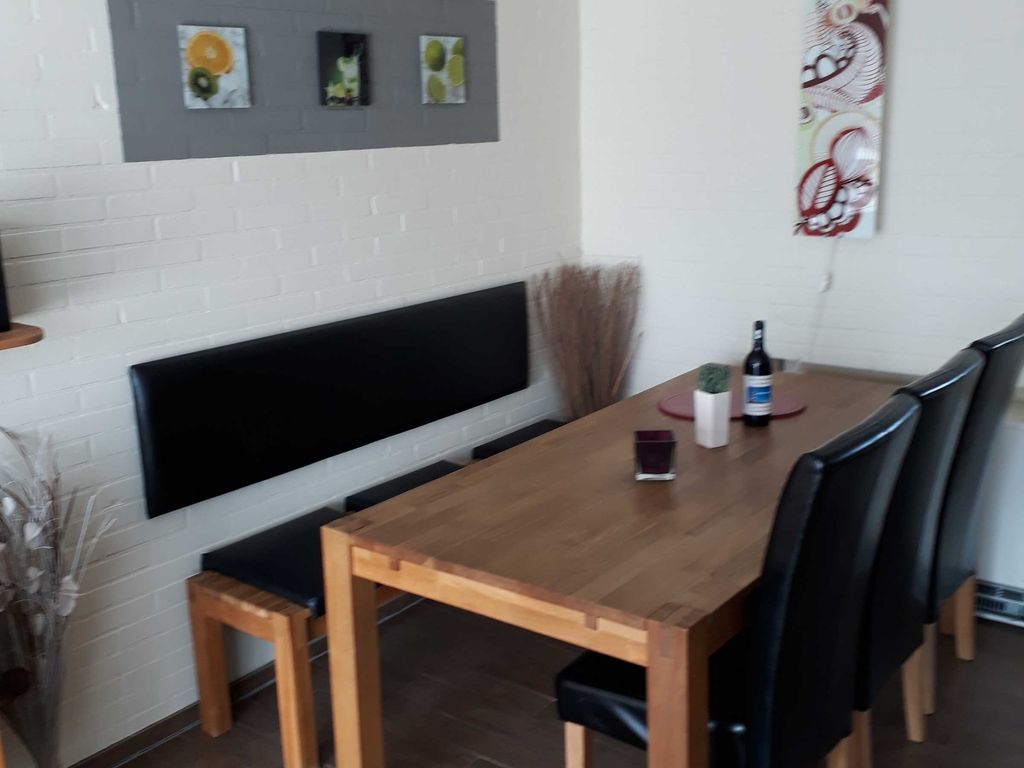 Mit einer Sitzecke, die Platz für die gesamte Familie bietet.