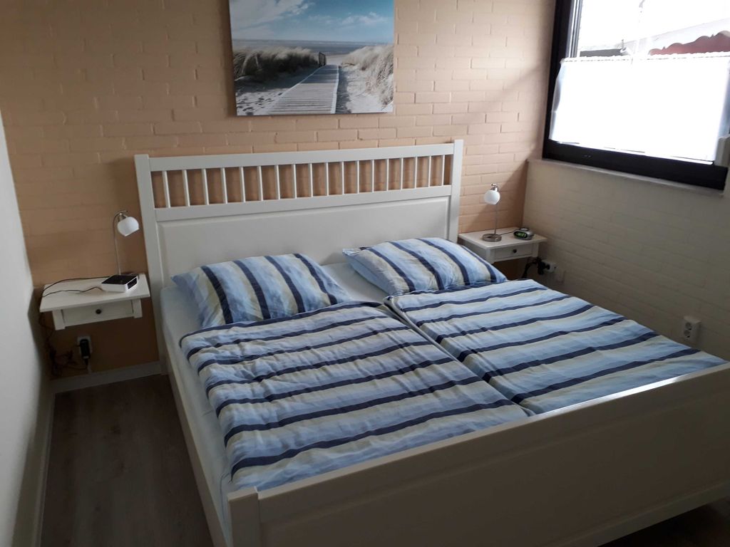 Im Elternschlafzimmer steht ein großes Doppelbett.