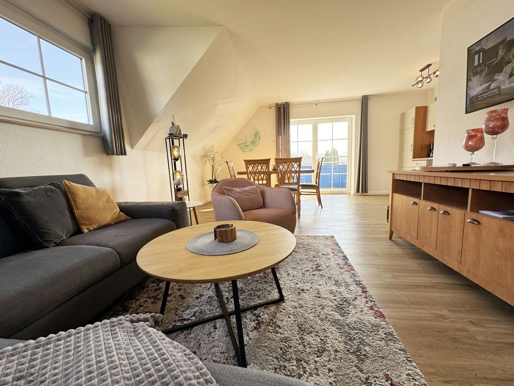 Couch und TV der Ferienwohnung