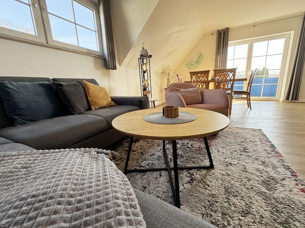 Couch und TV der Ferienwohnung
