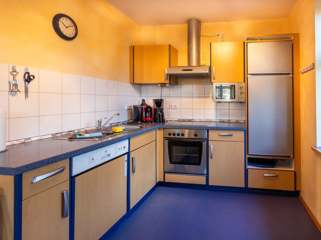 Offene Küche mit Backofen und Ceranfeld