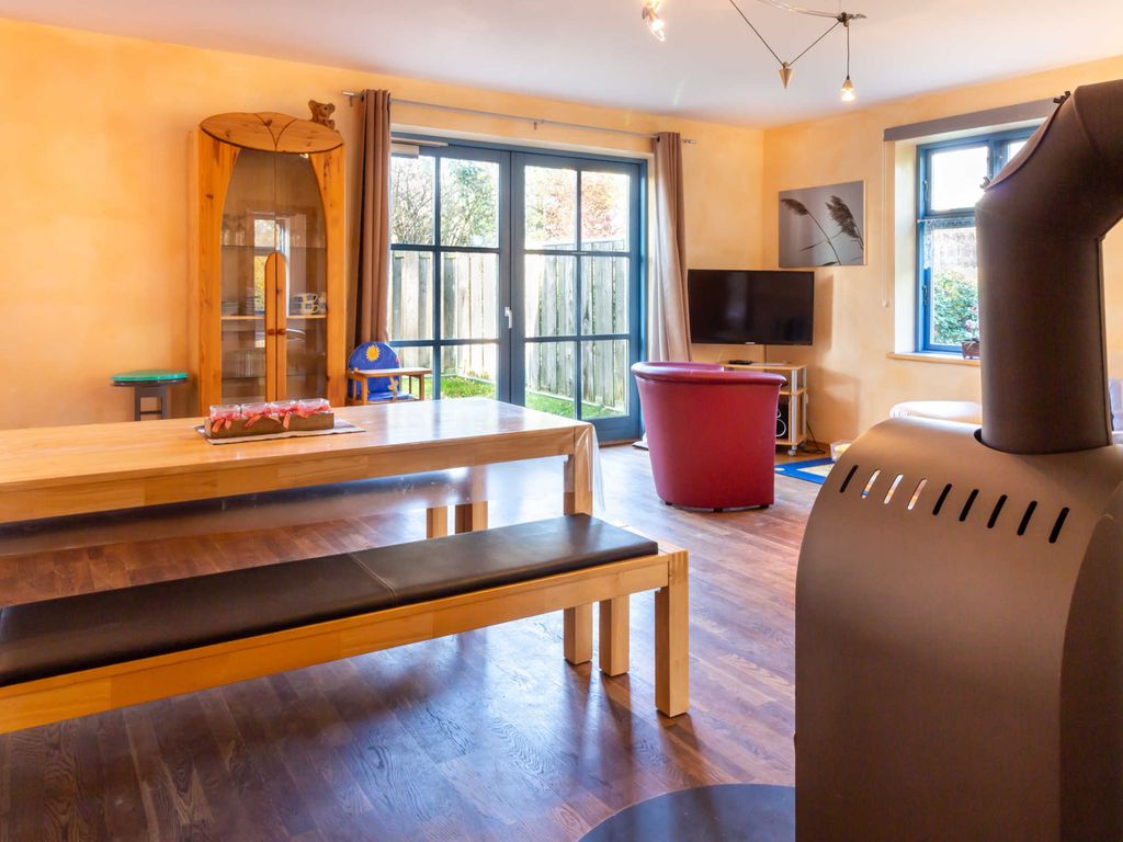 Offener Wohnbereich mit Esstisch und Kamin