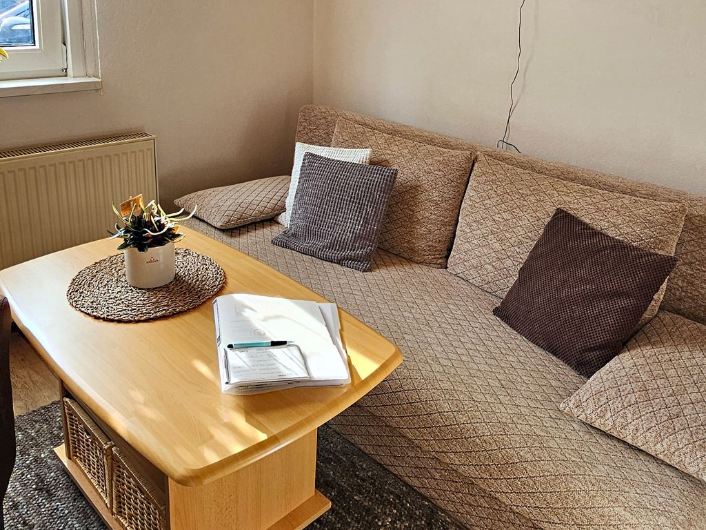 Kleines Wohnzimmer mit Couch und Sessel