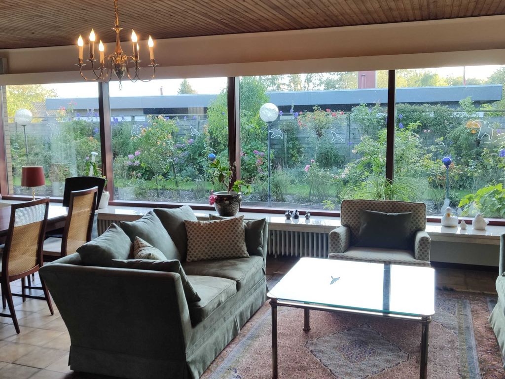 Große Fensterfront zum Garten