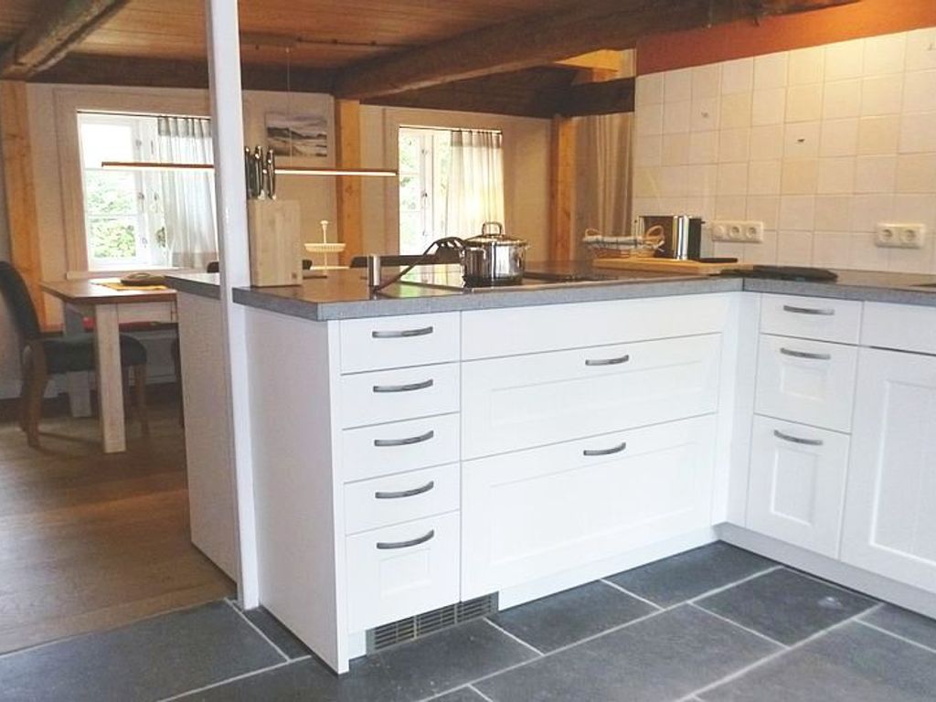 Das Herzstück des Hauses ist der Wohn-Eßbereich mit offener Komfortküche. Hier macht das Kochen mit regionalen Produkten Freude. Die Komfortküche  bietet die beste Ausstattung, die sich jeder Koch wünscht.