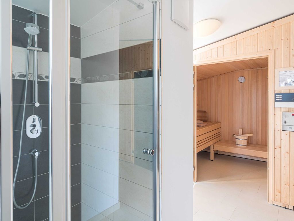Haffresidenz Garz – Wellnessbereich mit Dusche und finnischer Sauna aus hellem Holz