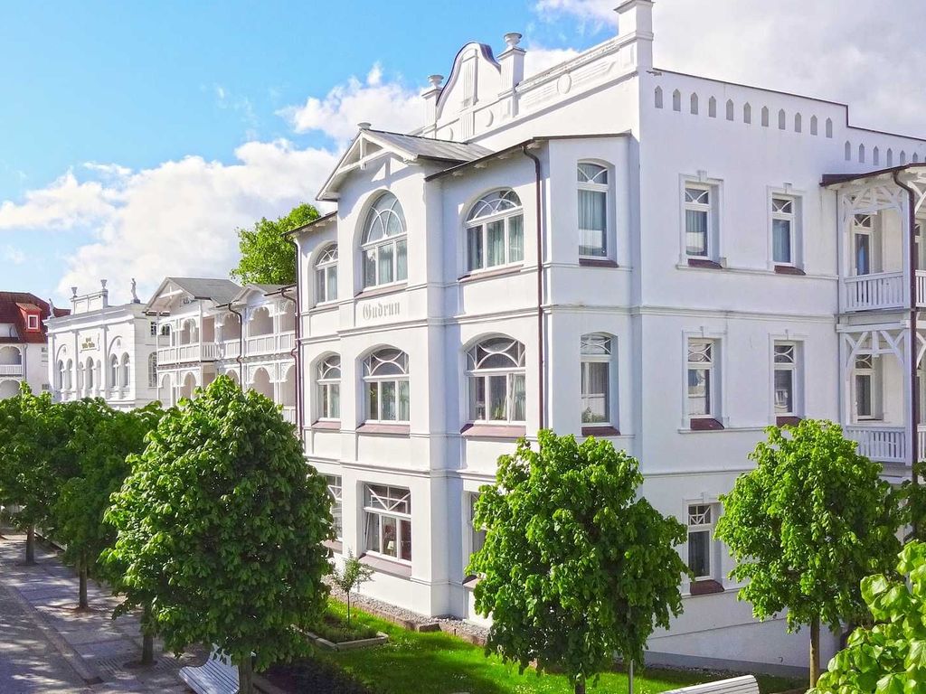 Imposante Villa Gudrun an der Strandpromenade in Binz - Bäderstil pur