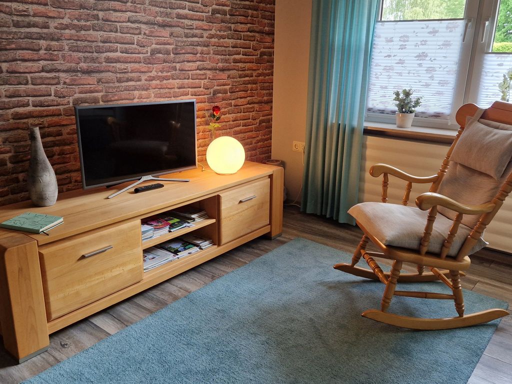 Ferienwohnung Kanalblick - Wohnzimmer mit Schaukelstuhl