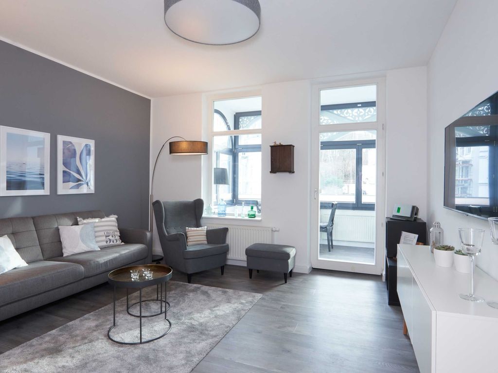 modernes Wohnzimmer mit angrenzendem Wintergarten