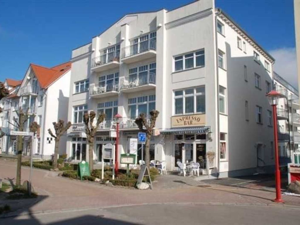 Das Appartementhaus Jahreszeiten, zentral in Binz gelegen. Kurze Wege zum Strand und zu Geschäften, Restaurants und Cafés