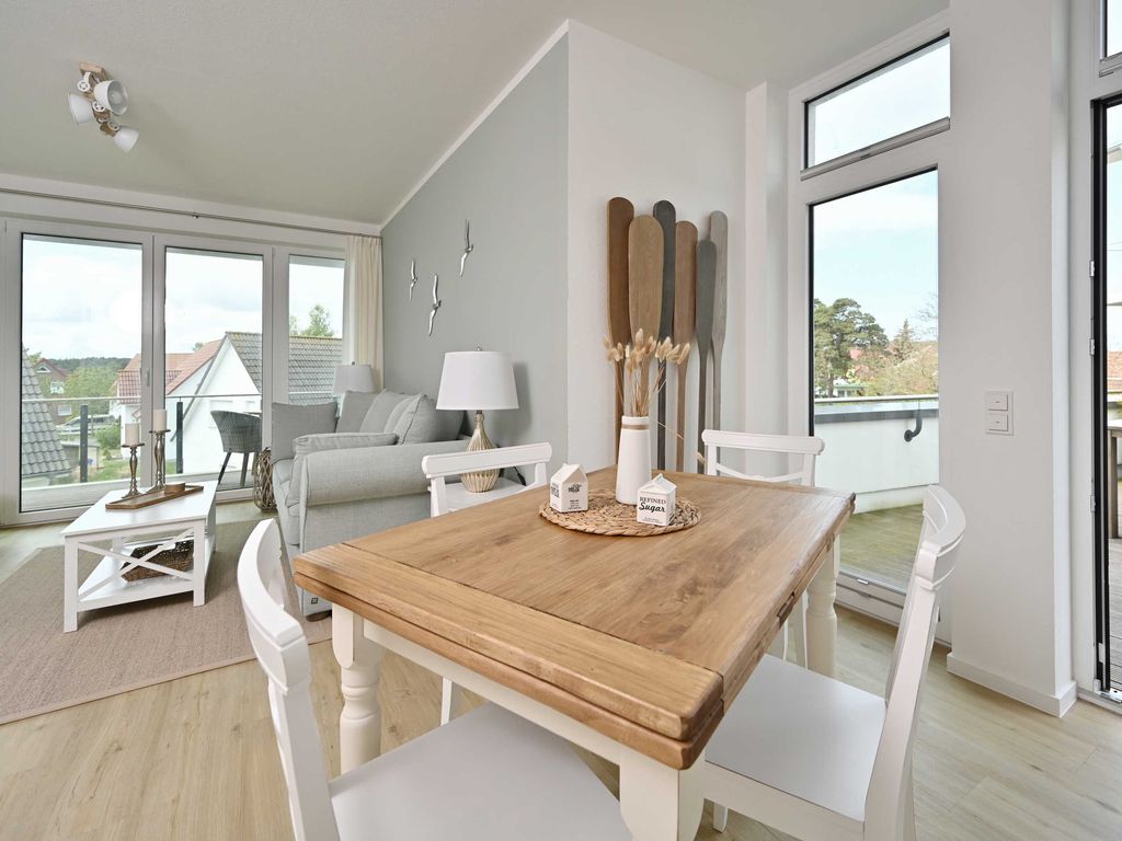 Haus Bodden-Markt Glowe: Essplatz aus hellem Holz vor den Fenstern zum Balkon