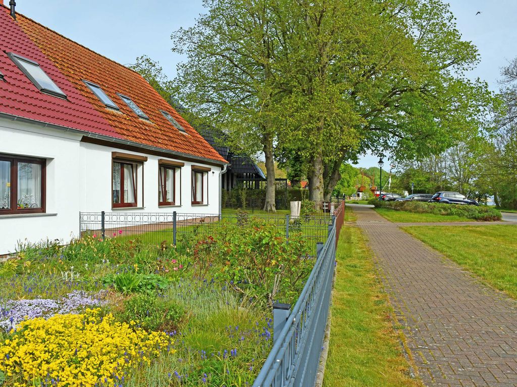 schöne Ferienwohnung mit Sitzecke im Garten am Bodden in Ralswiek