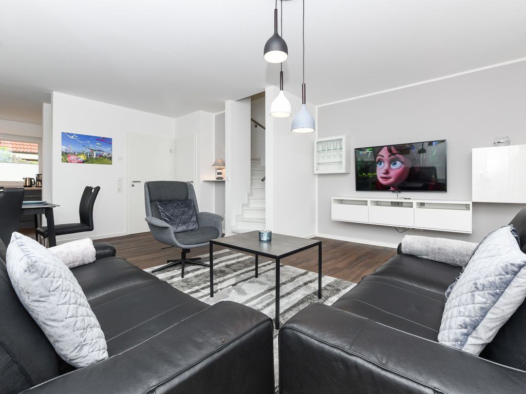 Wohnzimmer mit integriertem Küchenbereich
