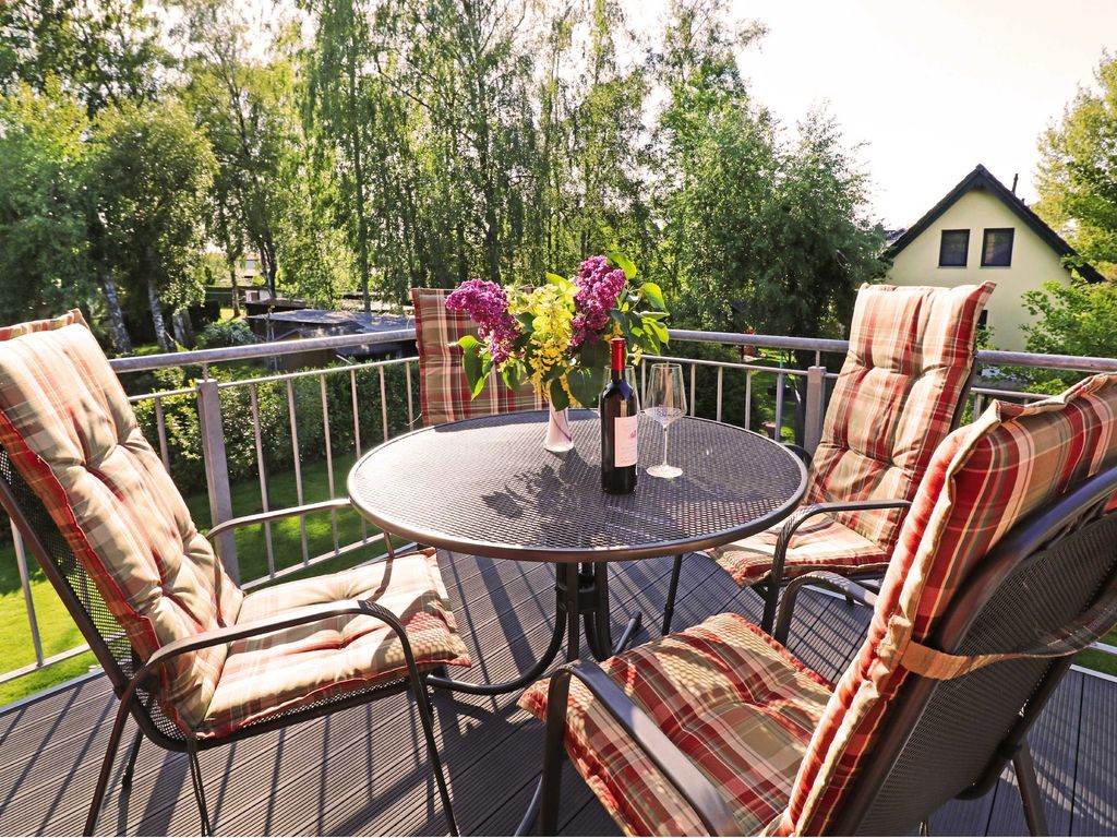 Balkon mit Tisch