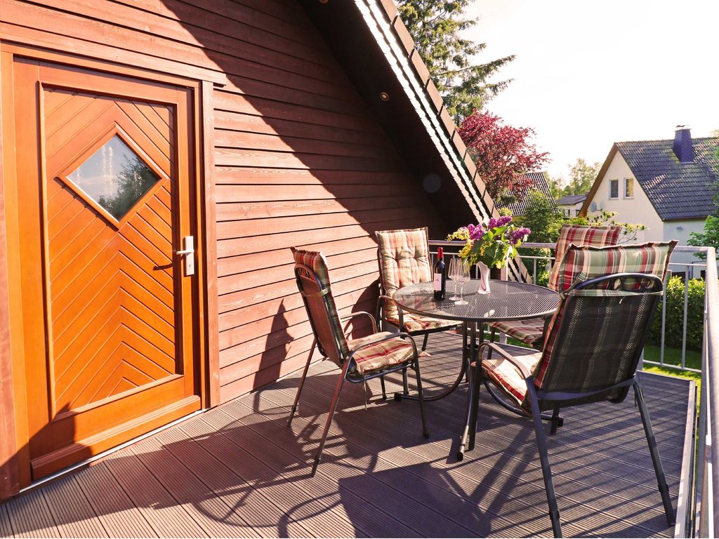 Balkon mit Tisch