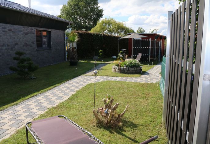 schöner angelegter garten lädt zum entspannen ein