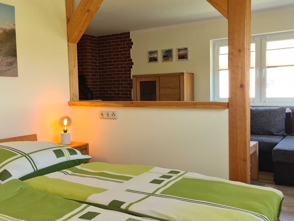 Offener Schlafbereich mit Doppelbett