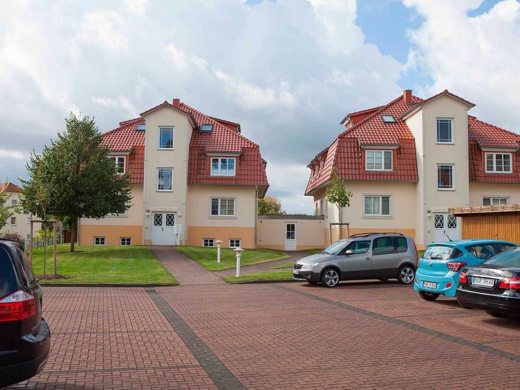 Parkplatz und Eingang