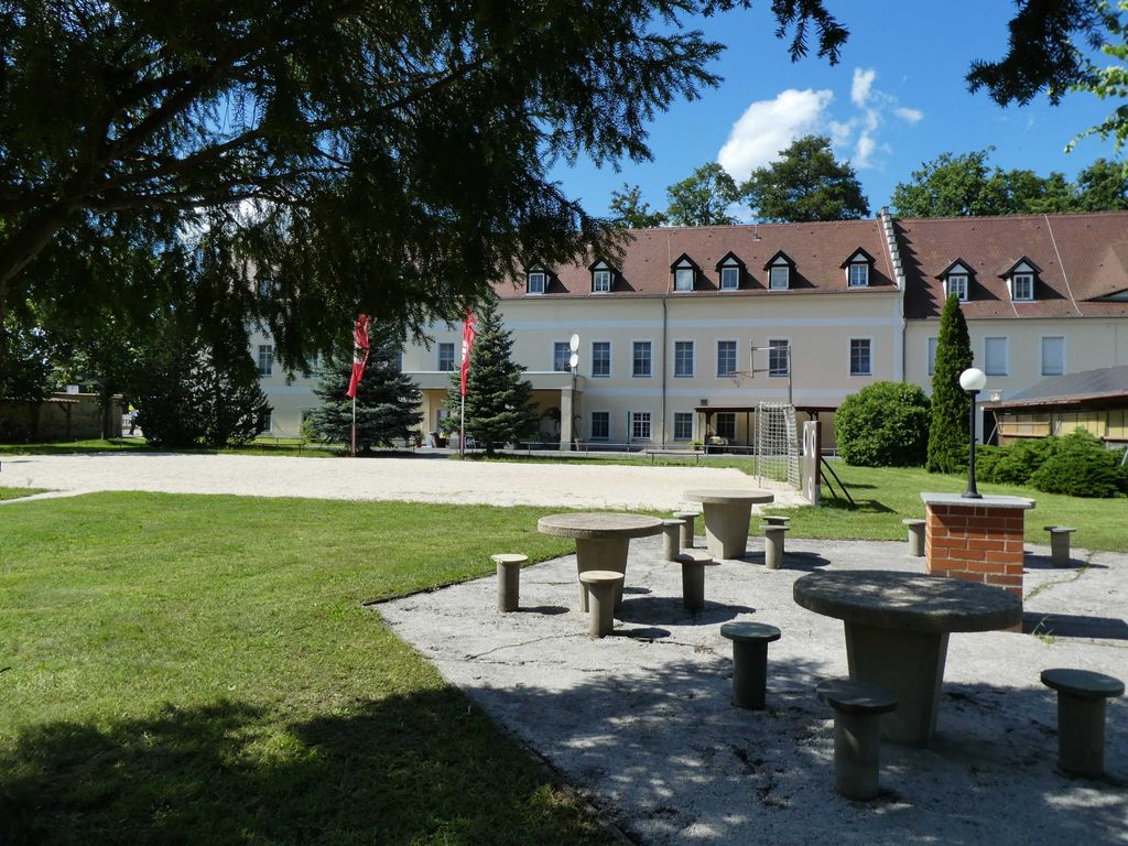 Schullandheim Reichwalde mit Sitzelementen im Außenbereich
