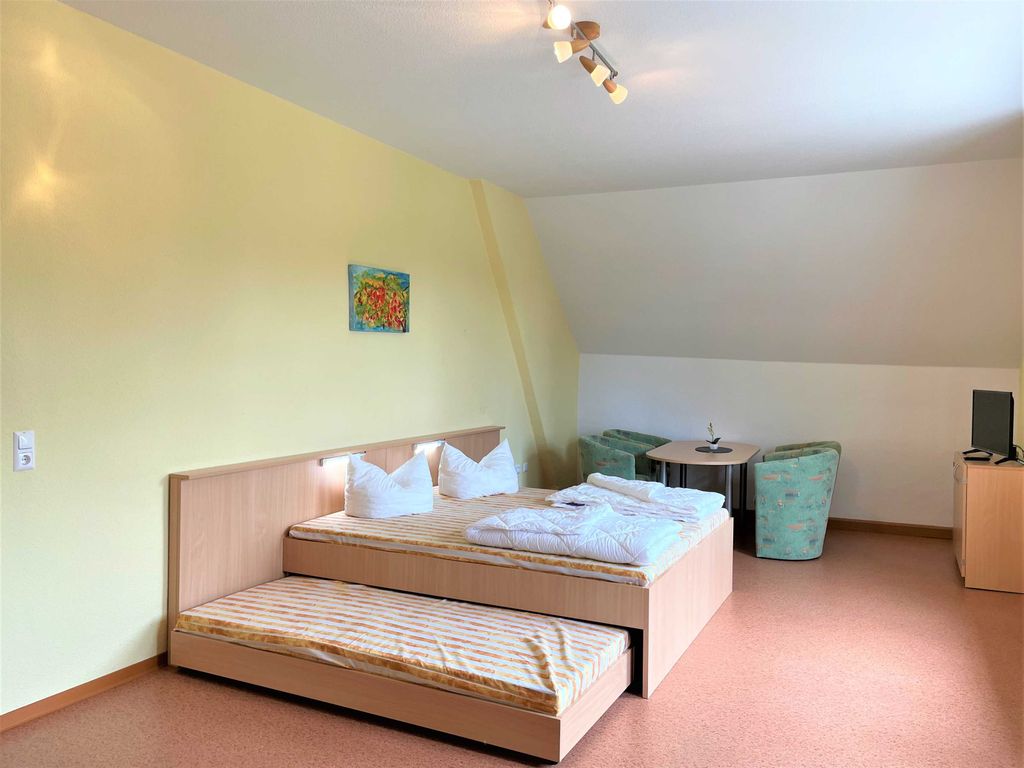 Doppelbett mit einem integriertem Rollbett (1 Aufbettung)