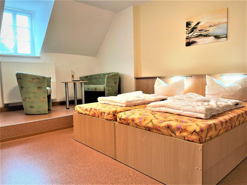Doppelbett mit Blick zur Sitzecke