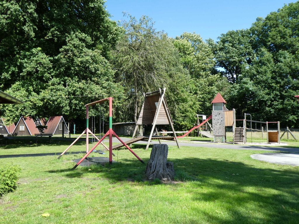 Spielplatz und Blick zu den Finnhütten