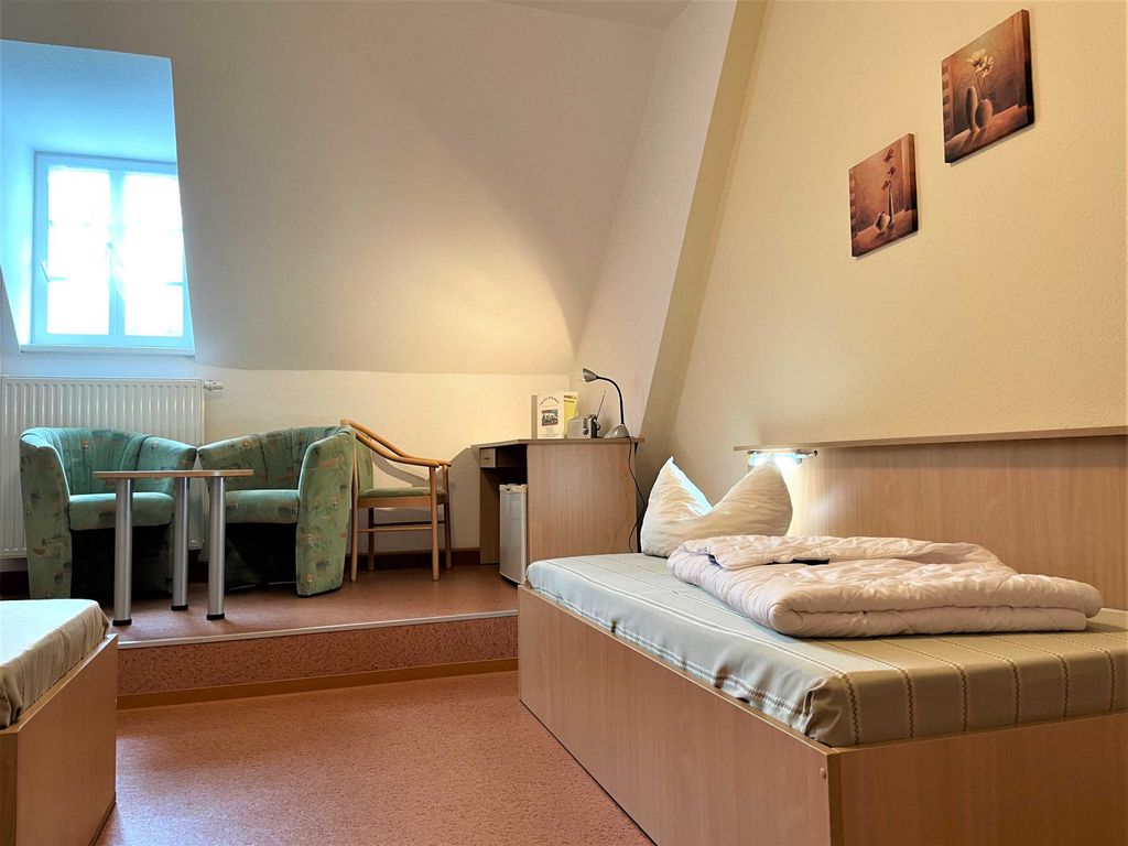Blick zum Einzelbett und Sitzecke