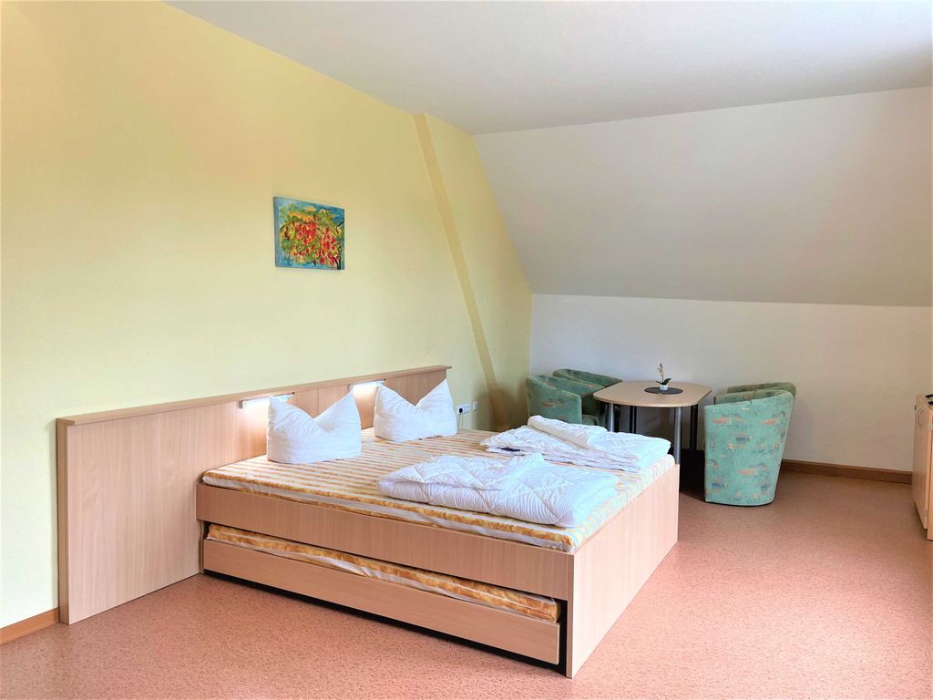 Blick zum Doppelbett und Sitzecke