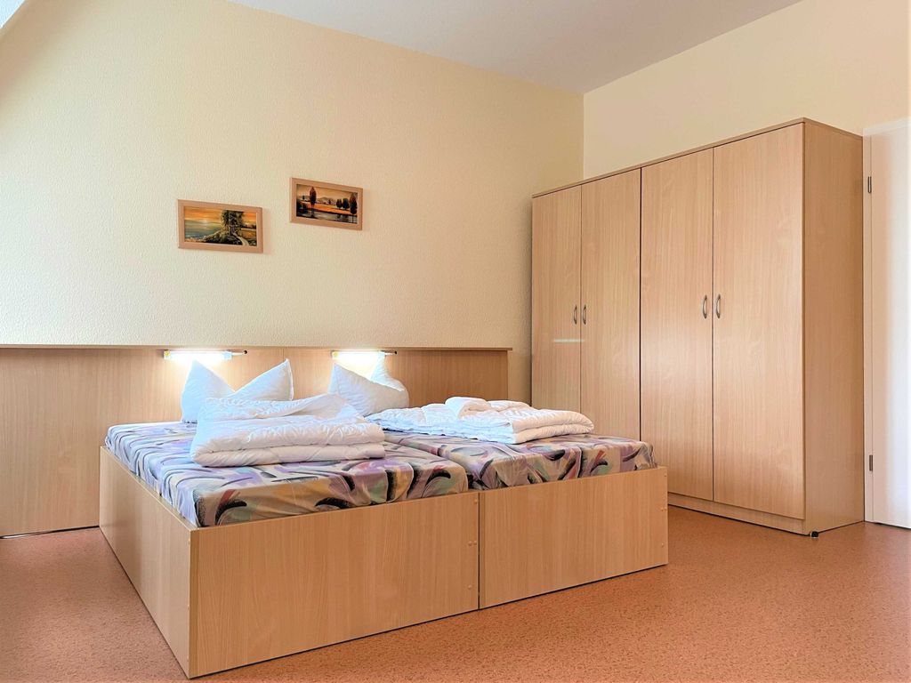 Doppelbett und großer Kleiderschrank