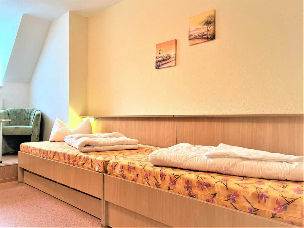 Zimmer mit 2 hintereinander stehenden Einzelbetten