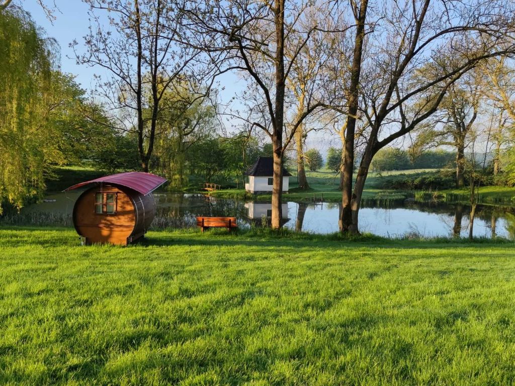 Eingebettet in den weitläufigen Park