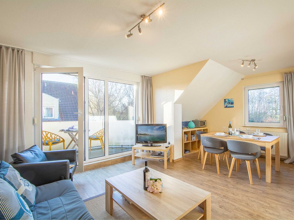 Der helle freundliche Wohnbereich mit Zugang zum möblierten Balkon