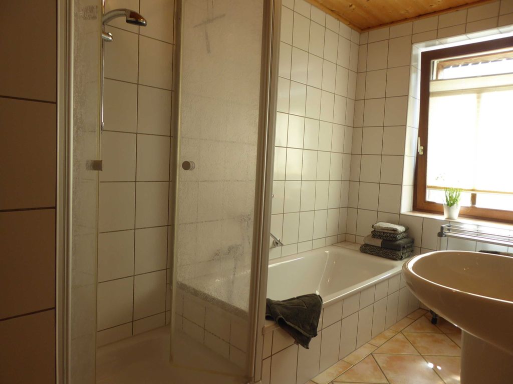 Bad mit Dusche und Wanne