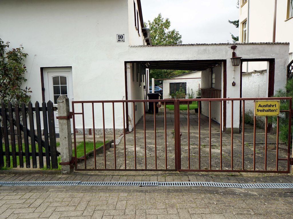 Einfahrt mit Parkplatz