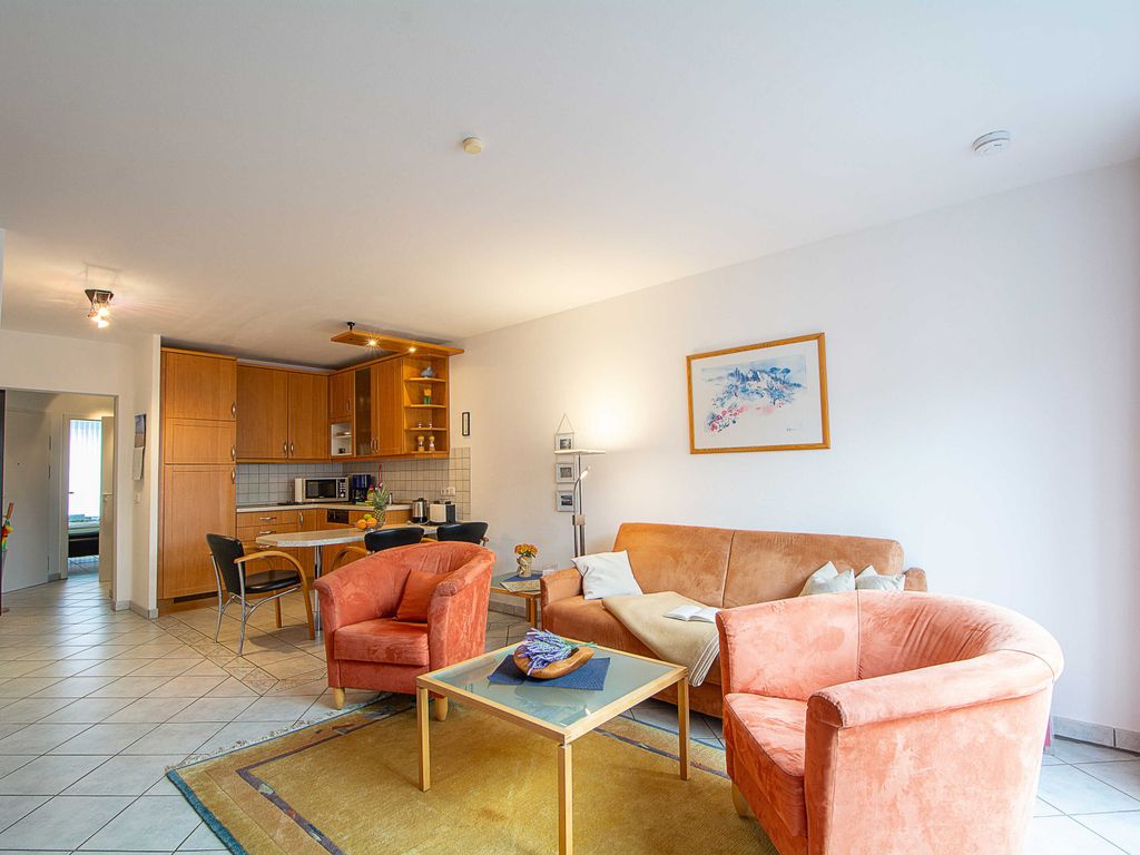 Das Wohnzimmer mit offener Küche