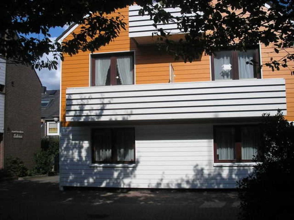 Aussenansicht des Hauses. Das Appartement befindet sich im 1. OG. links im Bild.