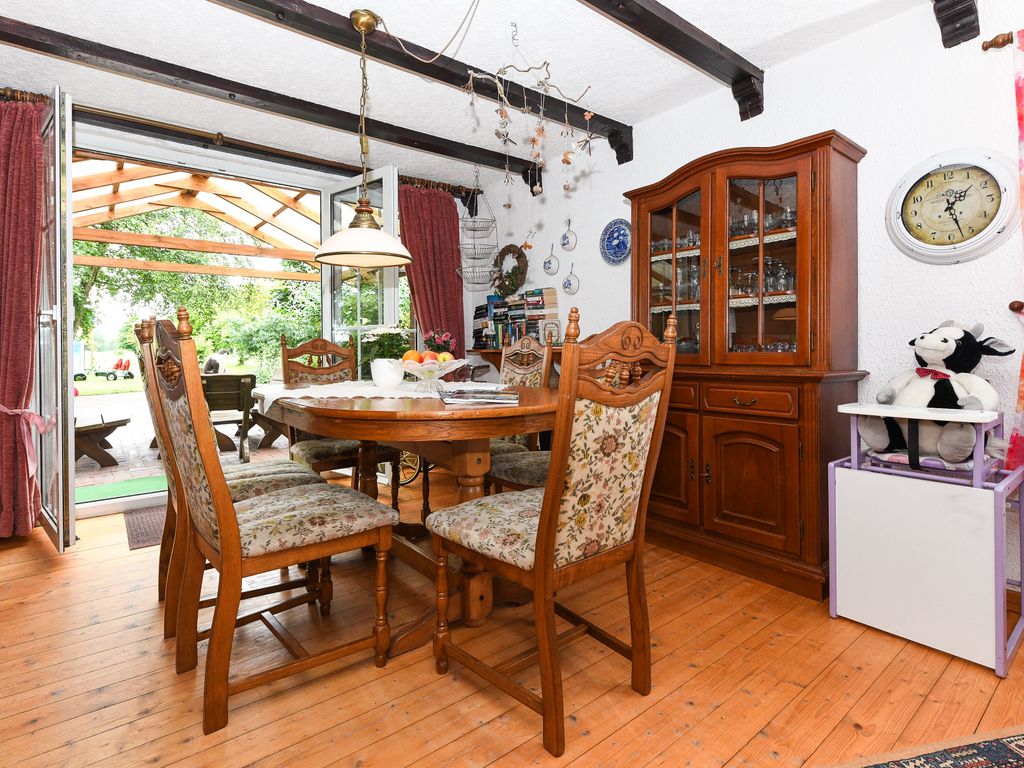 Wohnzimmer mit integriertem Küchenbereich