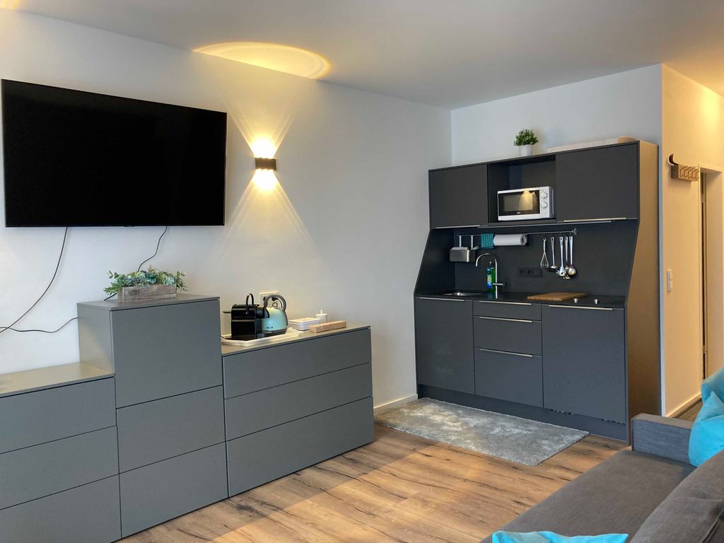 voll ausgestattete Küchenzeile mit Kühlschrank (inkl. Gefrierfach), Herd, Mikrowelle, Nespressomaschine usw.