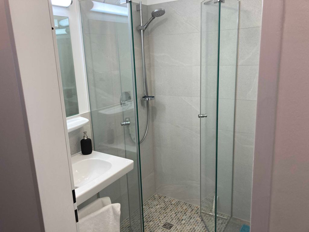 Walk-In Dusche mit Fussbodenheizung (Handtücher inkl.)