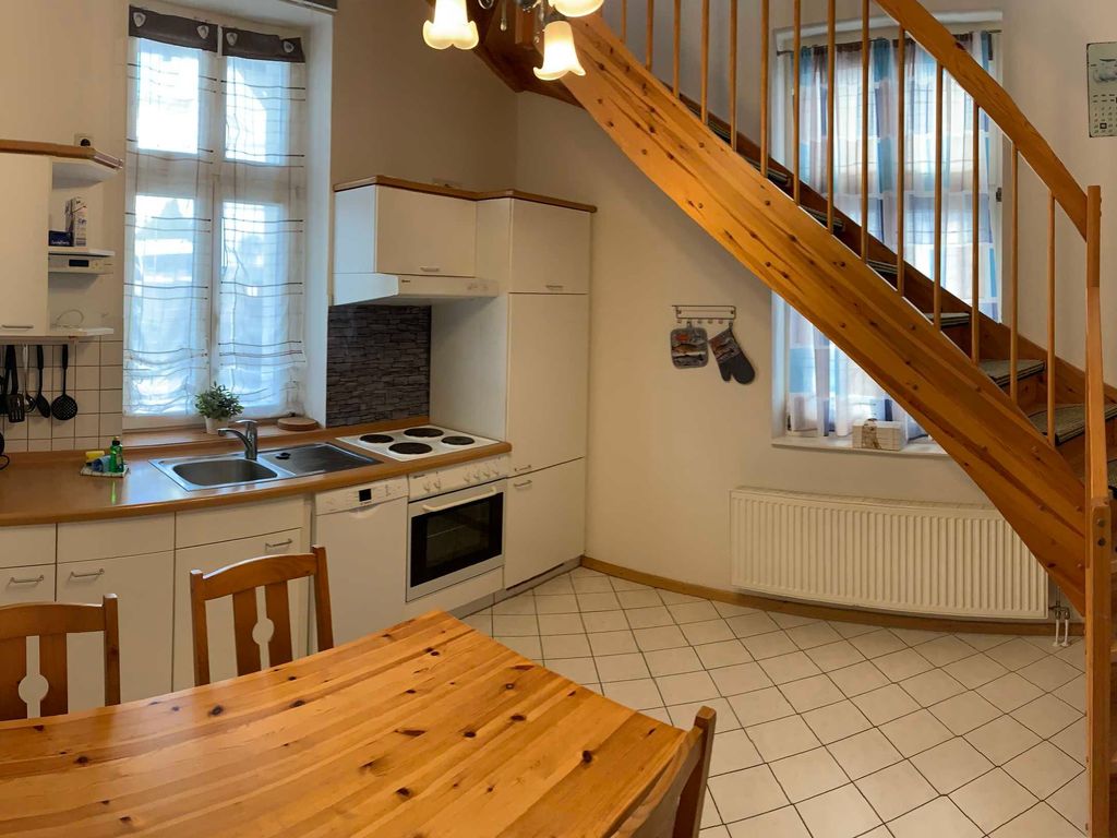 Küche mit Treppe ins Wohnbereich