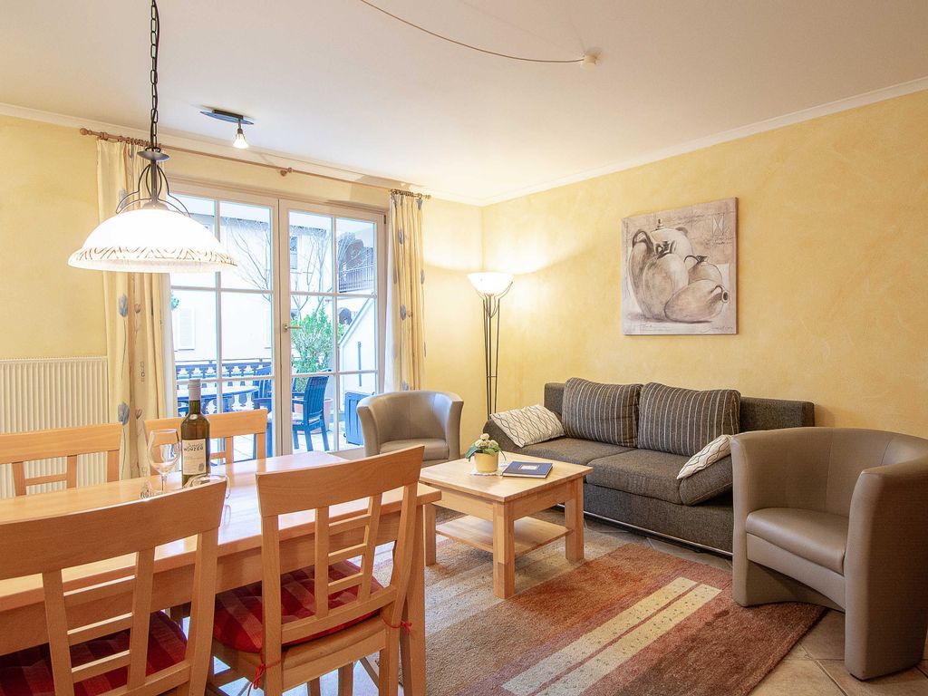 Das gemütliche Wohnzimmer mit Zugang zur Terrasse