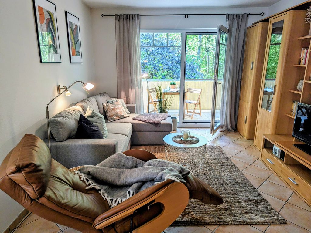 Wohnzimmer mit Zugang zum Balkon
