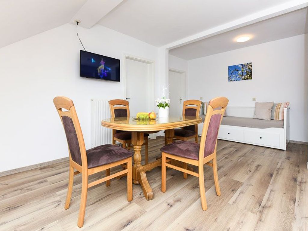 Wohnzimmer mit integriertem Küchenbereich