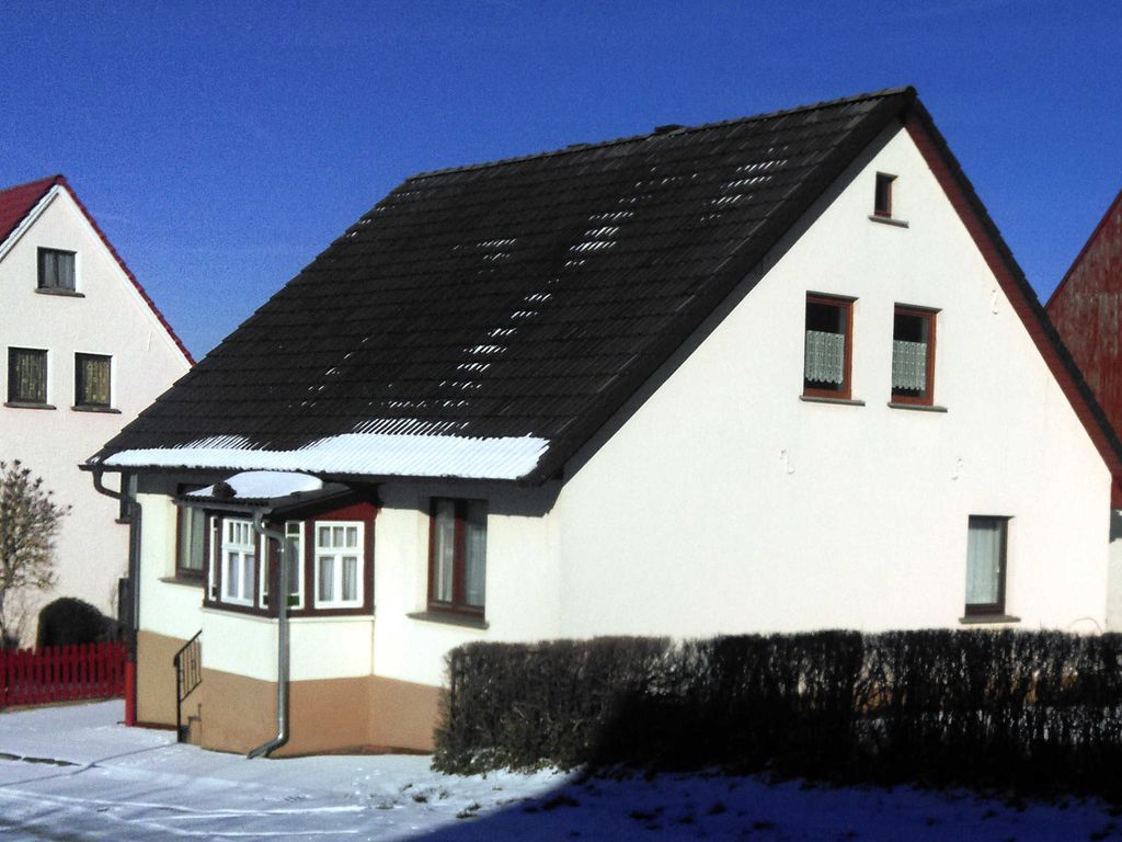 Ferienhaus mit Schnee